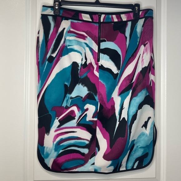 Bisou Bisou Floral Print Skirt With 2 Side Slits Size XL. EUC. - Picture 3 of 5